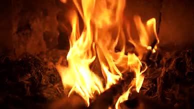 4k实拍人文意境燃烧的木材火焰升格视频的预览图